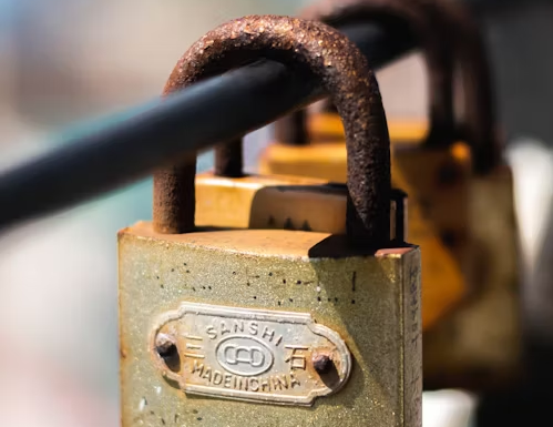 Paraphrase: Réaction : Triple lock plus – “Trop peu, trop tard”